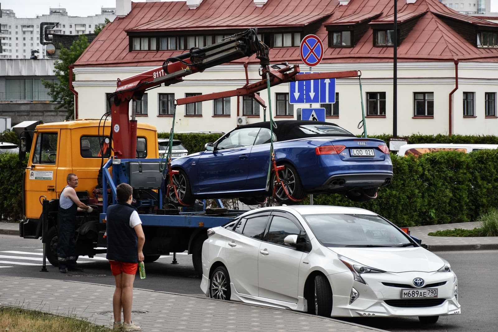 A recovery truck lifting a car onto its flatbed